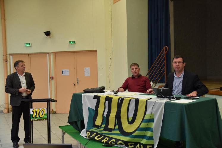 Présidée par Didier Lavaux (au centre), l’assemblée de section a permis de faire le point sur la récolte 2016 qui chute de 42%.