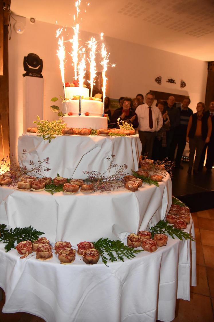Des bouquet de roses de pommes, un dessert à la hauteur de l’événement.