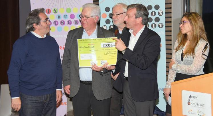 Le 27 novembre, à Gommerville. Luc Guenet (à g.), a reçu des mains de Philippe Lirochon et Philippe Vigier, les présidents des Pays de Beauce et du Dunois, les 1 500 euros qui accompagnent le Prix du manuscrit.