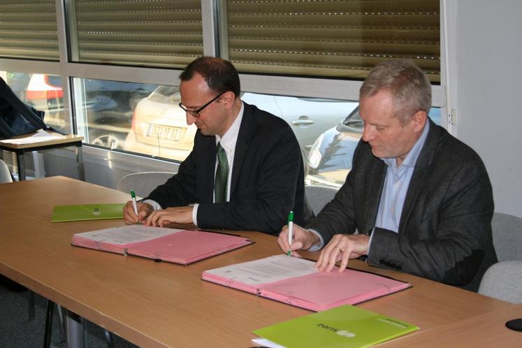 Au Chesnay (Yvelines), le 5 décembre. Le président de la chambre d’Agriculture, Christophe Hillairet (à droite) a signé une convention de protection de la ressource en eau de Flins-Aubergenville avec le directeur régional de Suez, Gilles Boulanger.