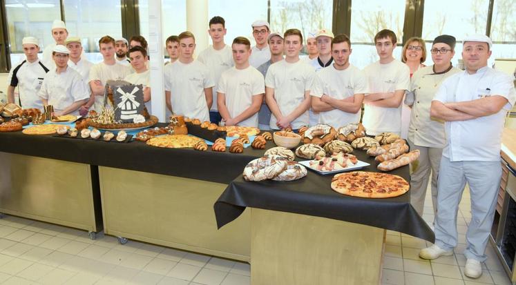 Le 17 janvier, à Chartres. Ensemble, les élèves du bac pro CGEA de La Saussaye et ceux du brevet professionnel de boulanger du CFAI de Chartres, ont fabriqué toutes sortes de spécialités boulangères.