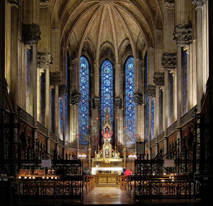 La sainte chapelle de la cathédrale (Velvet - 2010 - Wikimedia commons).