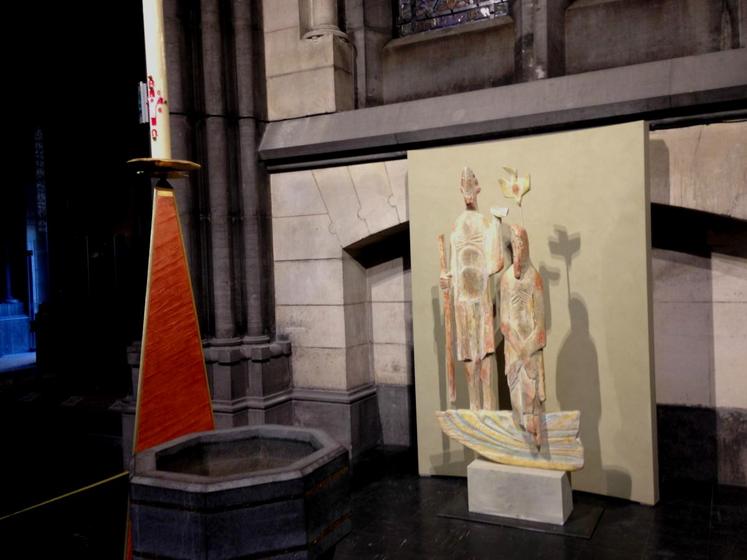 Cette sculpture contemporaine représente le baptême de Jésus par Jean-Baptiste. Elle a été créée en 2016 par l’artiste Dominique Kaeppelin. 
