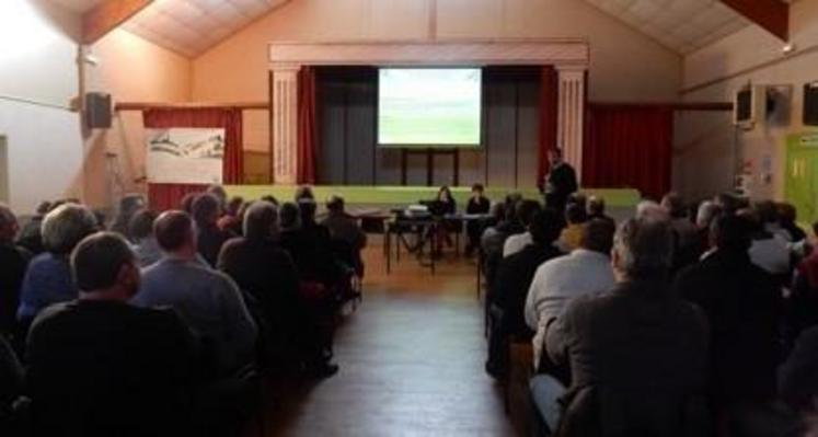 Agriculteurs, élus, associations, habitants de la Communauté de Communes des Collines du Perche, se sont réunis, vendredi 20 janvier, pour dialoguer au sujet du PLUi en cours.