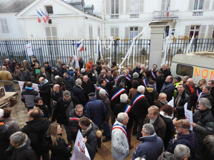 A Rambouillet (Yvelines), le 28 janvier. Une cinquantaine d’agriculteurs a manifesté contre le projet d’aire de grand passage à Saint-Martin-de-Bréthencourt.