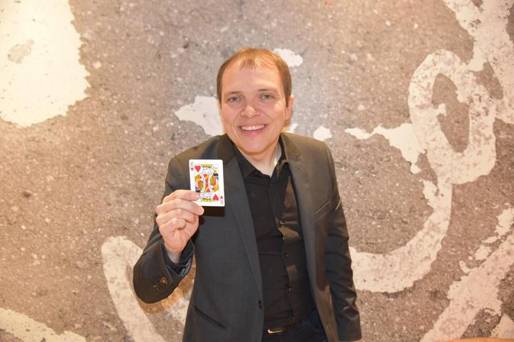 Vingt ans après avoir remporté le championnat du monde de magie à Dresde (Allemagne), Boris Wild vit à 100 % sa passion.