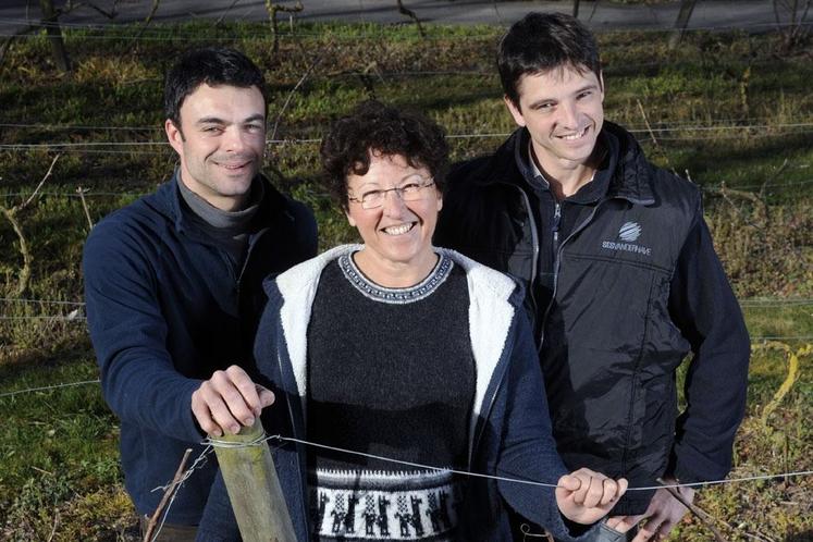 Aujourd’hui trois associés (de gauche à droite), Nicolas Avrain, Anne-Marie Hahusseau et Damien Hahusseau (son fils), accueillent au Domaine du Croc du Merle.