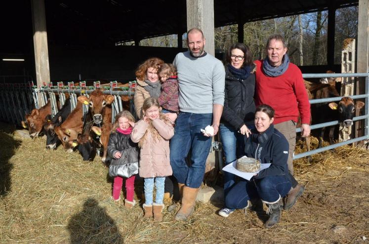 A Rosay (Yvelines), le 10 février. Pierre Boschung a installé un élevage laitier avec transformation à la ferme avec son épouse, Frédérique, sa fille, Fanny et son gendre, Mickaël. 