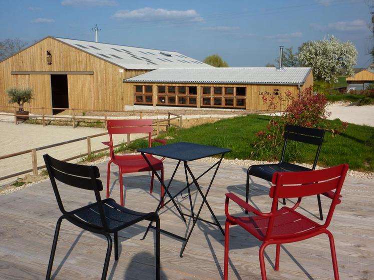 Vue de la terrasse et pavillon du Domaine de la Chapinière de Châteauvieux.