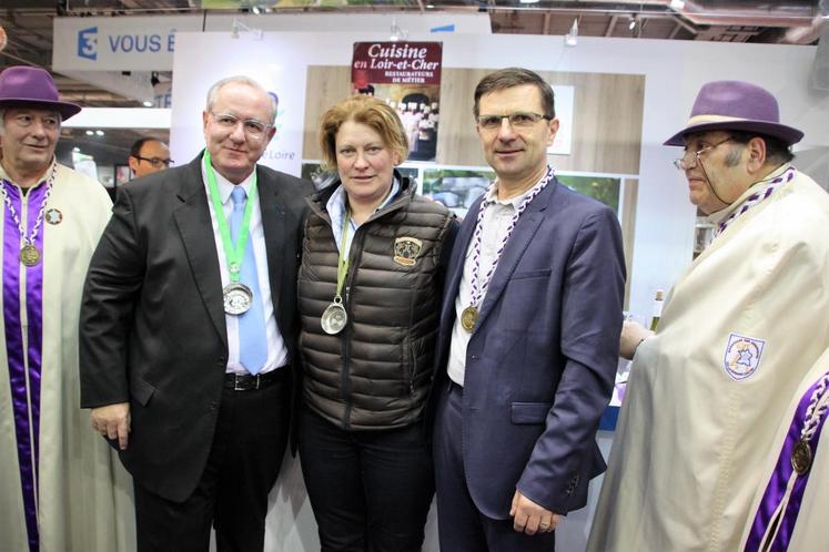 Le 27 février, au salon de l’agriculture, à Paris. Maurice Leroy, président du conseil départemental de Loir-et-Cher, Blandine Terrier, vice-présidente de la CA 41 et Philippe Noyau, président de la CA 41, ont été intronisés respectivement par les confréries des Grands Escuyers de Gâtine, des vignerons des Coteaux du Cher et des Mangeux d’esparges de Sologne.