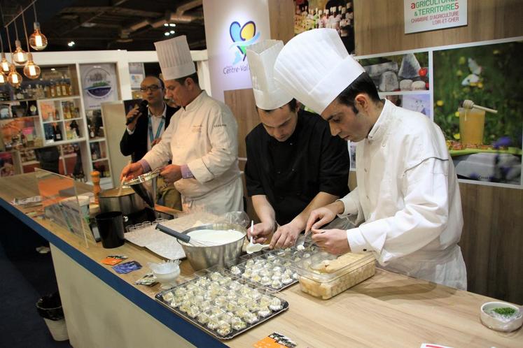 Le 27 février, au salon de l’agriculture, à Paris. Les chefs de l’association Cuisine en Loir-et-Cher ont proposé plusieurs recettes : pressée de volaille fermière, brochette de volaille et asperges déglacées au Touraine Blanc ou encore ballottine de volaille et asperges sur une crème montée à la langoustine, sans oublier la tarte Tatin.