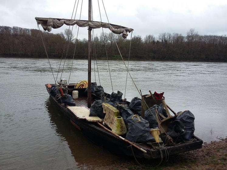 Le bateau de Millière Raboton à Chaumont-sur-Loire rempli de déchets.