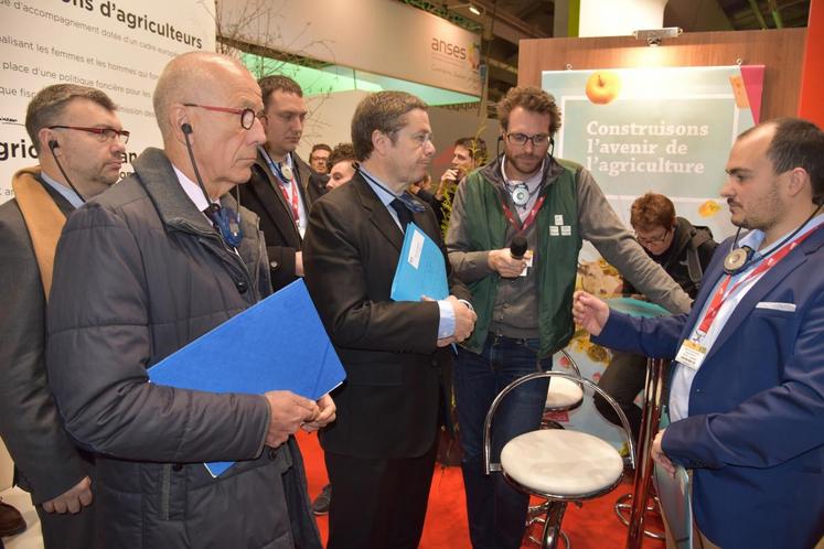 Après une introduction sur des sujets phares par le président des JA Ile-de-France, Alexandre Ruèche, Stéphane Lecoq, trésorier de JA national, a présenté le manifeste pour les élections présidentielles affiché sur le stand. 