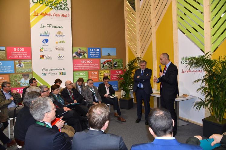 Sur le stand de l’Odyssée du végétal, Jean-François Isambert, secrétaire général de l’Association générale des producteurs de blé, et Arnaud Rousseau, président de la Fédération des producteurs d’oléoprotéagineux, ont évoqué leur filière. « Ceux qui opposent monde végétal et élevage font une erreur. Il existe des organisations différentes, mais l’un ne va pas sans l’autre. C’est l’un et l’autre », a insisté Arnaud Rousseau.