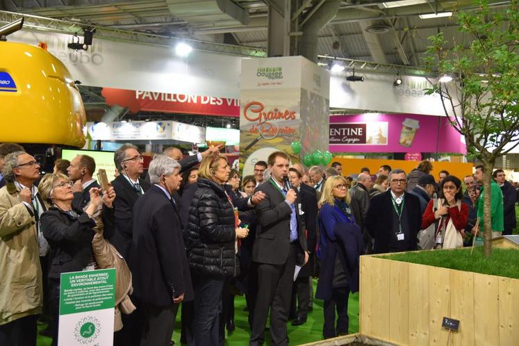 Guidée par Thierry Bontour, la délégation avec à sa tête le président du conseil départemental, Jean-Jacques Barbaux, déambulent dans les allées du salon de l’agriculture.