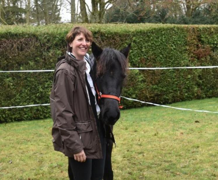 Melun, mercredi 8 mars. Emmanuelle Nondier a installé deux équidés de race mérens dans les jardins de la préfecture.