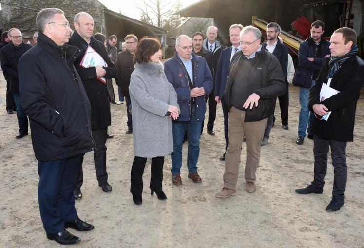 Le 17 mars, au Gué-de-Longrois. Pascal Laya (à d.) a présenté son exploitation à la nouvelle préfète d’Eure-et-Loir, Sophie Brocas (au c.).