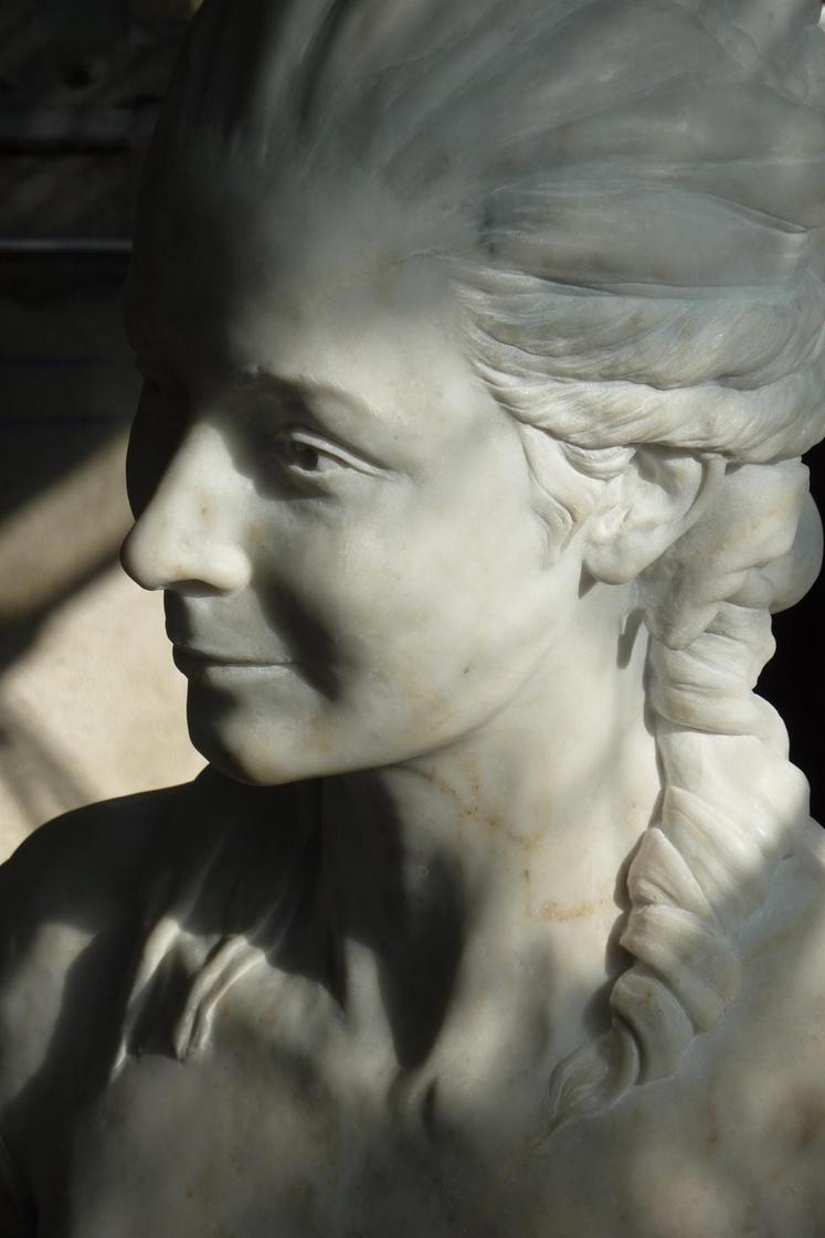 Buste en marbre d’Olympe de Gouges à l’Assemblée Nationale, réalisé par Fabrice Gloux.
