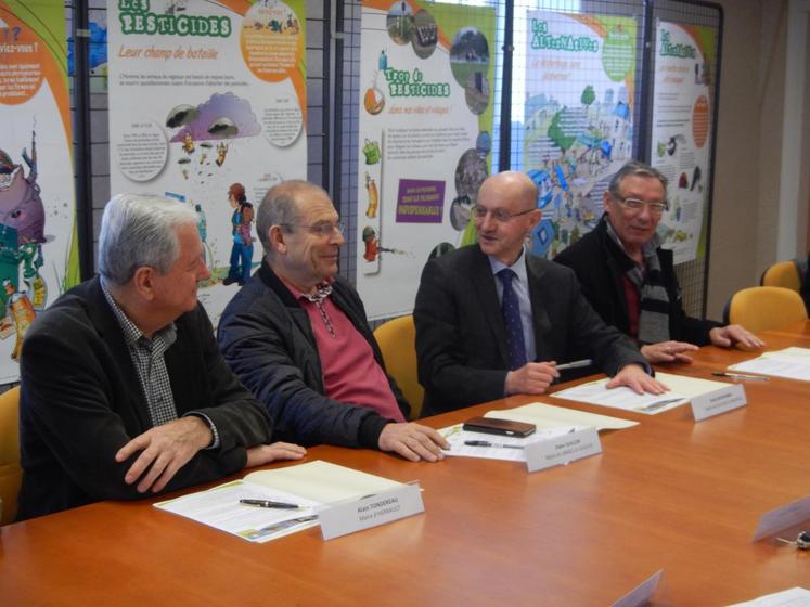 Pour répondre aux enjeux réglementaires, de protection de l’environnement et de santé publique (loi Labbé), les communes de Champigny-en-Beauce, Herbault, Landes-le-Gaulois, et Oucques-la-Nouvelle se sont engagées depuis le 16 mars dans la démarche « zéro pesticide ».