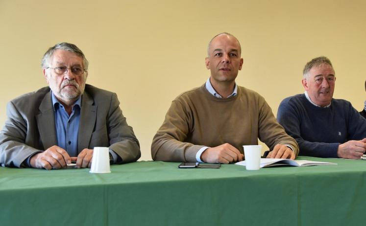 Dagny, mardi 4 avril. Thierry Bontour et Arnaud Rousseau, ici aux côtés de Jean-Claude Pette, sont intervenus devant les producteurs de lait. 