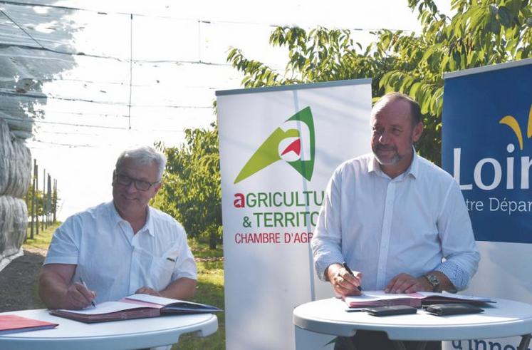 Les présidents de la chambre d’Agriculture du Loiret et du Département, Jean-Marie Fortin et Marc Gaudet, ont signé une convention de partenariat pour la mise en oeuvre des actions de Mangeons Loiret.