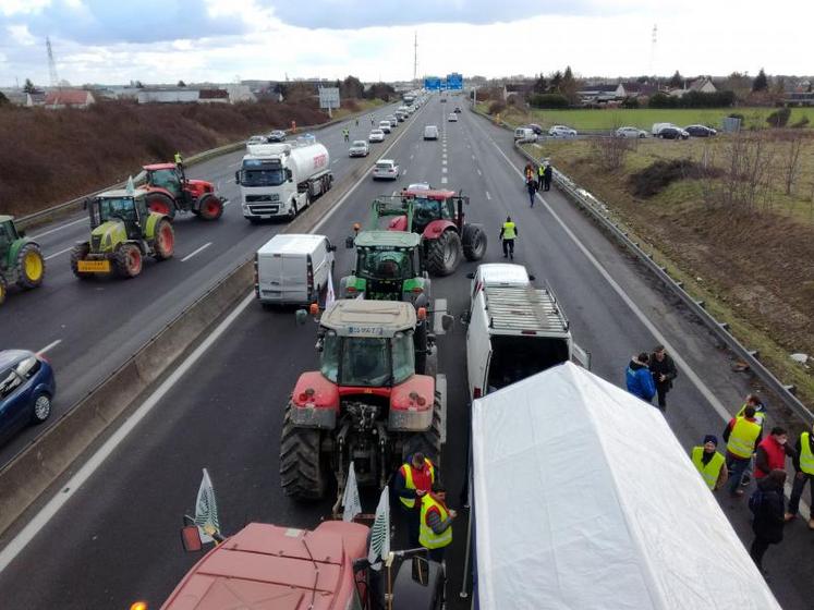 Les agriculteurs ont maintenu le barrage filtrant sur l’A10 tant qu’ils n’ont pas obtenu une réponse favorable du Ministre de l’agriculture.