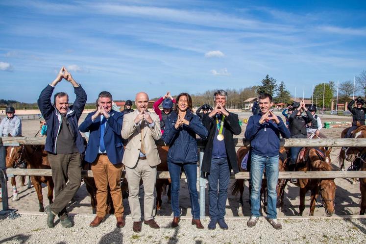 Le 6 avril au Parc équestre fédéral de Lamotte-Beuvron, sportifs et élus locaux ont manifesté leur soutien à la candidature Paris 2024 avec ce geste fort représentant la Tour Eiffel.