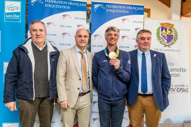 De gauche à droite, Serge Lecomte, président de la FFE, Nicolas Perruchot, premier vice-président du conseil départemental, Karim Laghouag, cavalier champion olympique de CCE par équipe à Rio 2016 et Pascal Bioulac, maire de Lamotte-Beuvron.