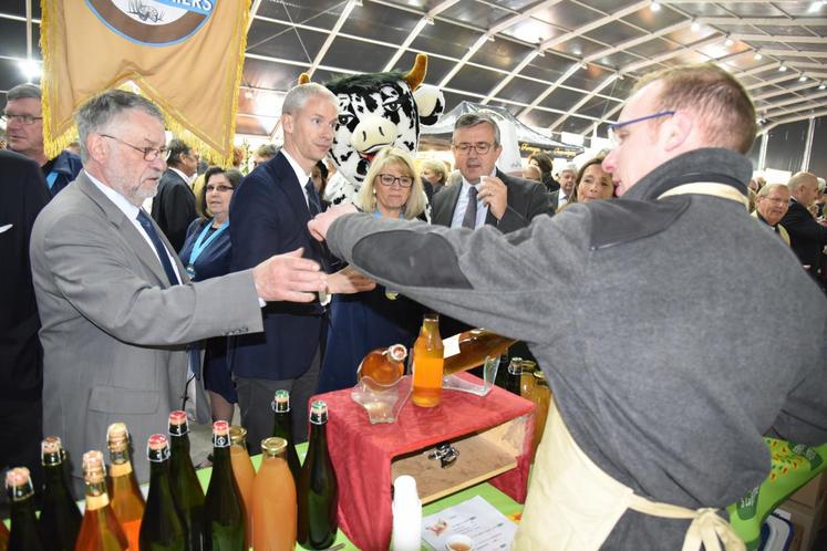 Coulommiers, vendredi 10 avril. Sur le stand de la chambre d’Agriculture, au sein du chapiteau agricole, Thierry Bontour fait une démonstration avec le ta