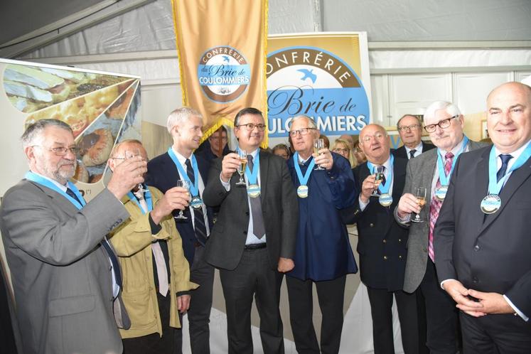 Sous le chapiteau des AOP, le jeu des bries. Au sommet, le brie de Coulommiers habillé de sa boîte spéciale cinquante ans de la foire.