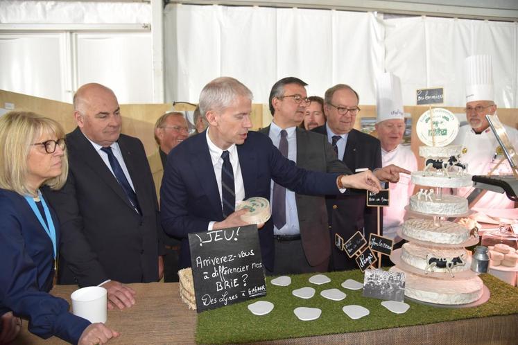 Les exposants se sont vus remettre un tablier cinquante ans de la foire comme ici Mathilde Reygrobellet et son fils (fromages de chèvre Moret à Tancrou).


