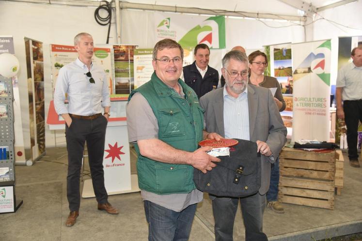 L’un des lauréats du secteur, Bernard Aubry, reçoit une plaque des mains de Jean-Paul Bosseau, président de la confrérie du brie de Coulommiers.