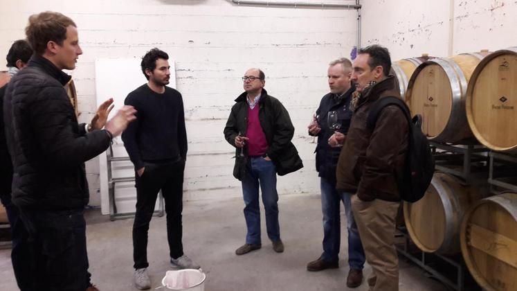 Le président de la chambre d’Agriculture, Christophe Hillairet, a rendu visite aux deux jeunes entrepreneurs de la Winerie parisienne, accompagné d’élus et responsables techniques.
