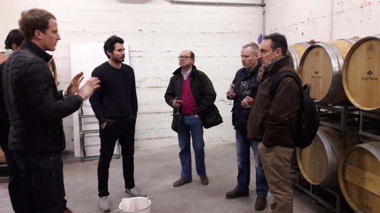 Le président de la chambre d’Agriculture, Christophe Hillairet, a rendu visite aux deux jeunes entrepreneurs de la Winerie parisienne, accompagné d’élus et responsables techniques.