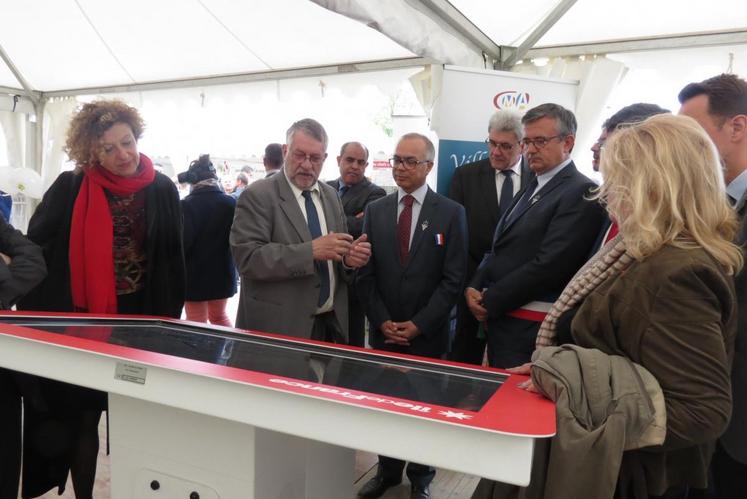 Montereau-Fault-Yonne, vendredi 14 avril. Lors de l’inauguration officielle, Thierry Bontour présente la table tactile qui permet d’avoir une vision complète des producteurs du terroir francilien au député-maire, Yves Jégo et à l’invité d’honneur, l’ambassadeur du Maroc en France. 

