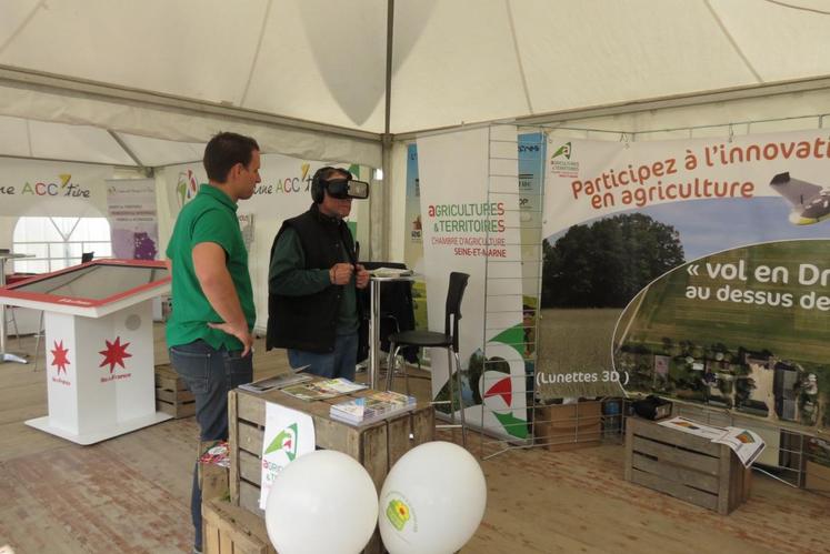 Démonstration de vol de drone à l’aide de lunettes 3D.