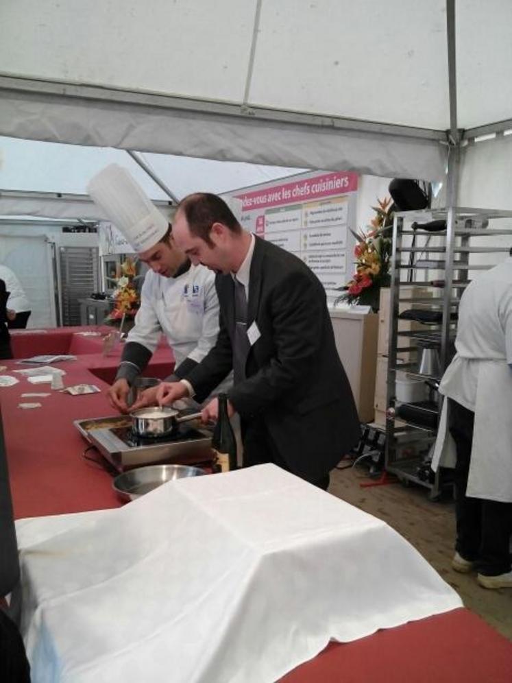 Un formateur en art de la table assiste les apprentis du CFA de Saint-Germain-Laval.