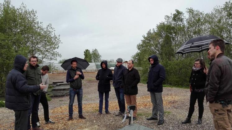 A Saint-Cyr-l’Ecole (Yvelines), le 18 avril. Les administrateurs de Jeunes agriculteurs région Ile-de-France ont profité de l’assemblée générale de la structure pour effectuer une visite du démonstrateur d’agriculture urbaine développé par la ferme de Gally.  