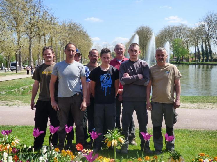 Toute l’équipe espaces verts de la commune de Lamotte-Beuvron réunie autour d’Antoine, jeune apprenti médaillé d’argent au concours des Meilleurs apprentis de France.