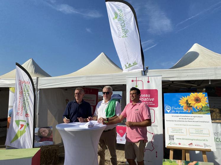 Augers-en-Brie, dimanche 10 septembre. Signature de la convention tripartite en faveur du renouvellement des générations.