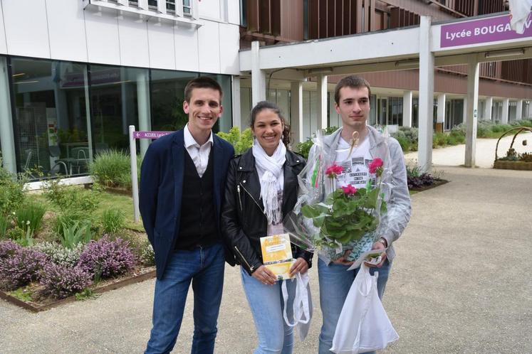 Brie-Comte-Robert, mardi 25 avril. Les trois meilleurs en reconnaissance des végétaux de la classe de terminale bac professionnel en productions horticoles.