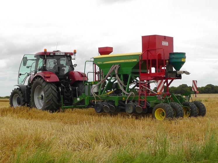 L’agriculteur-hôte, Jérôme Chenevière, a notamment présenté son semoir de trois mètres pour le semis direct. 