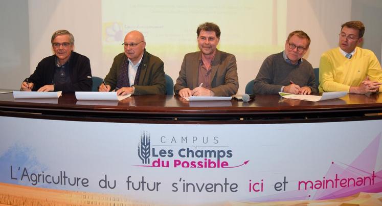 Le 2 mai, à Châteaudun. Avec le vice-président de la région Benoît Faucheux (au c.), le président d’Eure-et-Loir Nature, Michel Cohu (2e à g.) et Christian Chenault (à g.), de la Fredon, le LEAP de Nermont a signé la charte « Mon lycée au naturel ».