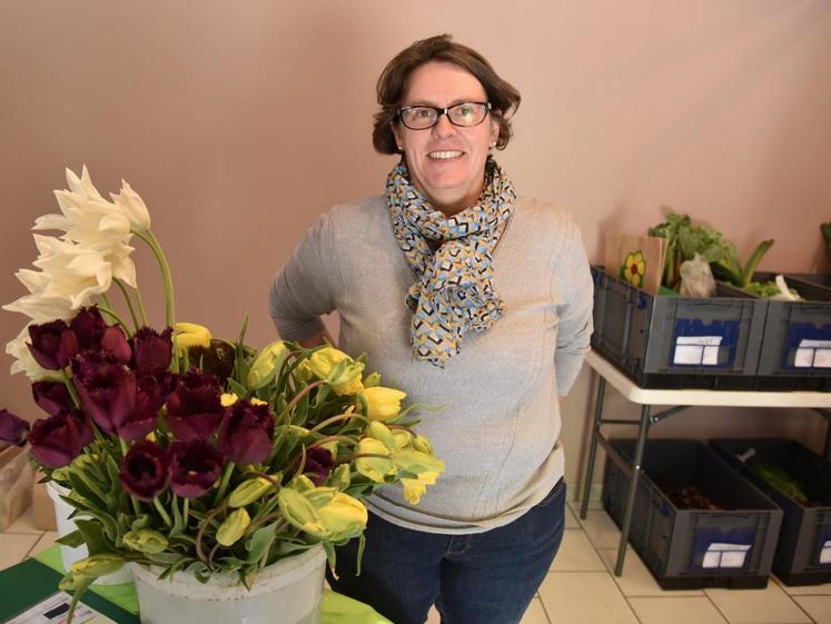 Melun, rond-point de l’Europe, vendredi 28 avril. Bénédicte Fournier au milieu des commandes  prêtes à être retirées par les clients du drive fermier.