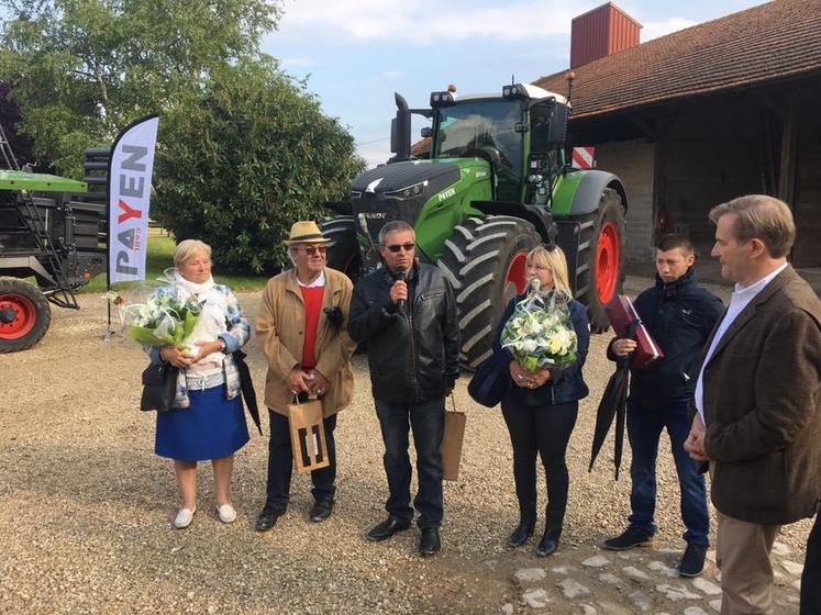 Faremoutiers, jeudi 4 mai. Les établissement Payen remettent symboliquement les clés à leur premier client pour un tracteur de la gamme Fendt 1000 vario.