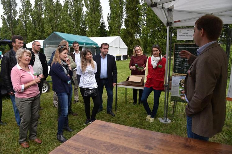 Bréau, vendredi 12 mai. Guillaume Lefort et Karine Fahy présentent l’atelier agriculture aux officiels.