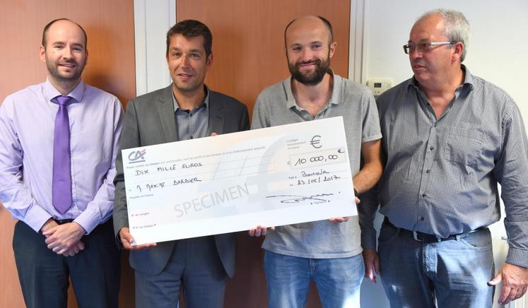 Le 23 mai, à Bonneval. Maxime Barbier (2e à d.) a reçu les dix mille euros de la bourse Nuffield 2017, dans son agence du Crédit agricole.