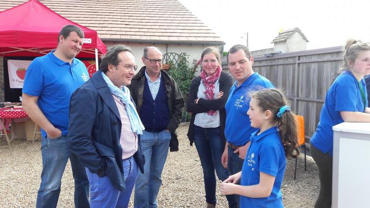 Thomas Robin (élu chambre)
Pierre Bedier (Président du CD Yvelines),
Luc Janottin (vice-président de la CAIF),
Stéphanie, Damien Vanhalst et leur fille. 
