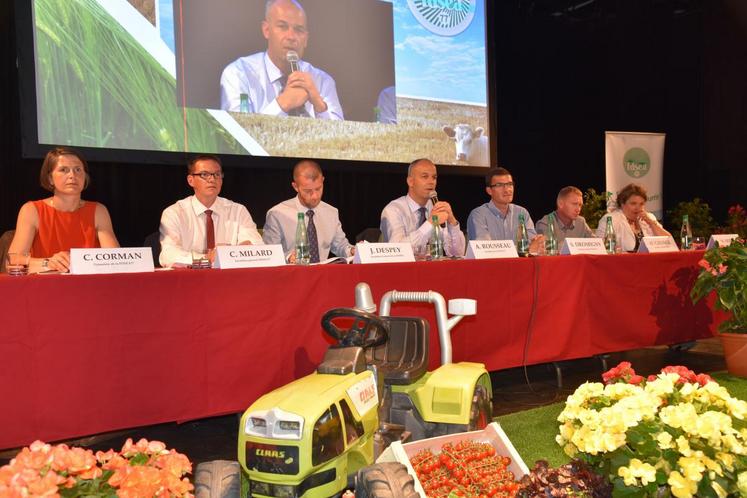 Dans un magnifique décor réalisé par les exploitants agricoles du secteur, Jérôme Despey s’exprime sous le regard des élus locaux et responsables professionnels.

