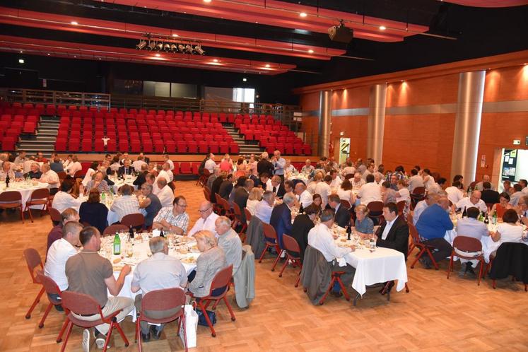 Les différents partenaires exposent dans le hall. Quant aux élèves de Capa service à la personne et vente en espace rurale de la MFR du Gâtinais, ils officiaient à l’accueil.